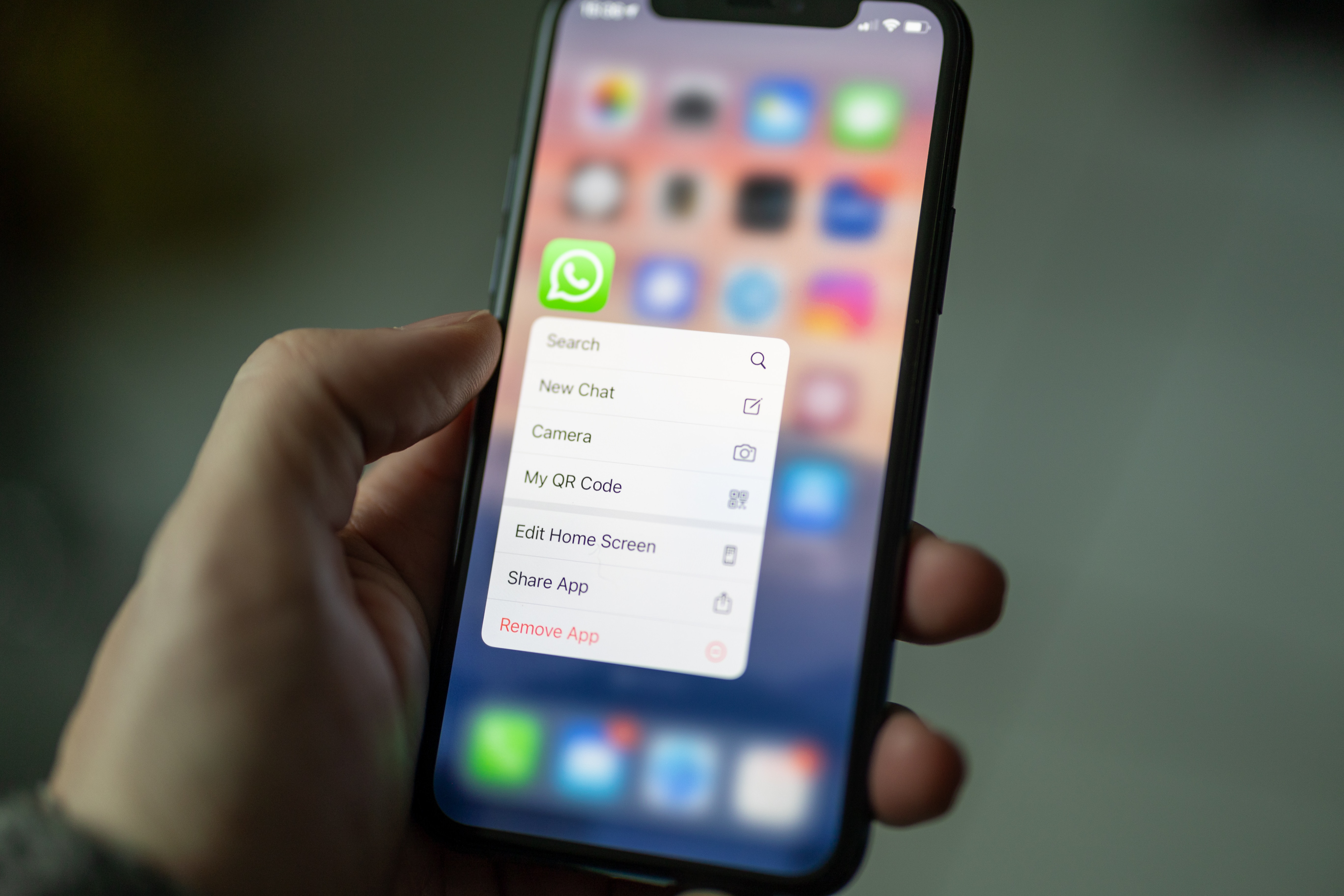 WhatsApp ha empezado a probar stickers generados por inteligencia artificial