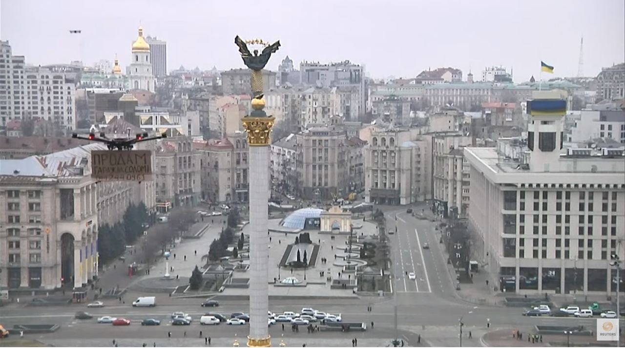 Un dron con un anuncio de venta de un garaje y el número de teléfono de la embajada rusa entró en la retransmisión de Reuters desde el Maidan Un dron con un anuncio de venta de un garaje y el número de teléfono de la embajada rusa entró en la retransmisión de Reuters desde el Maidan