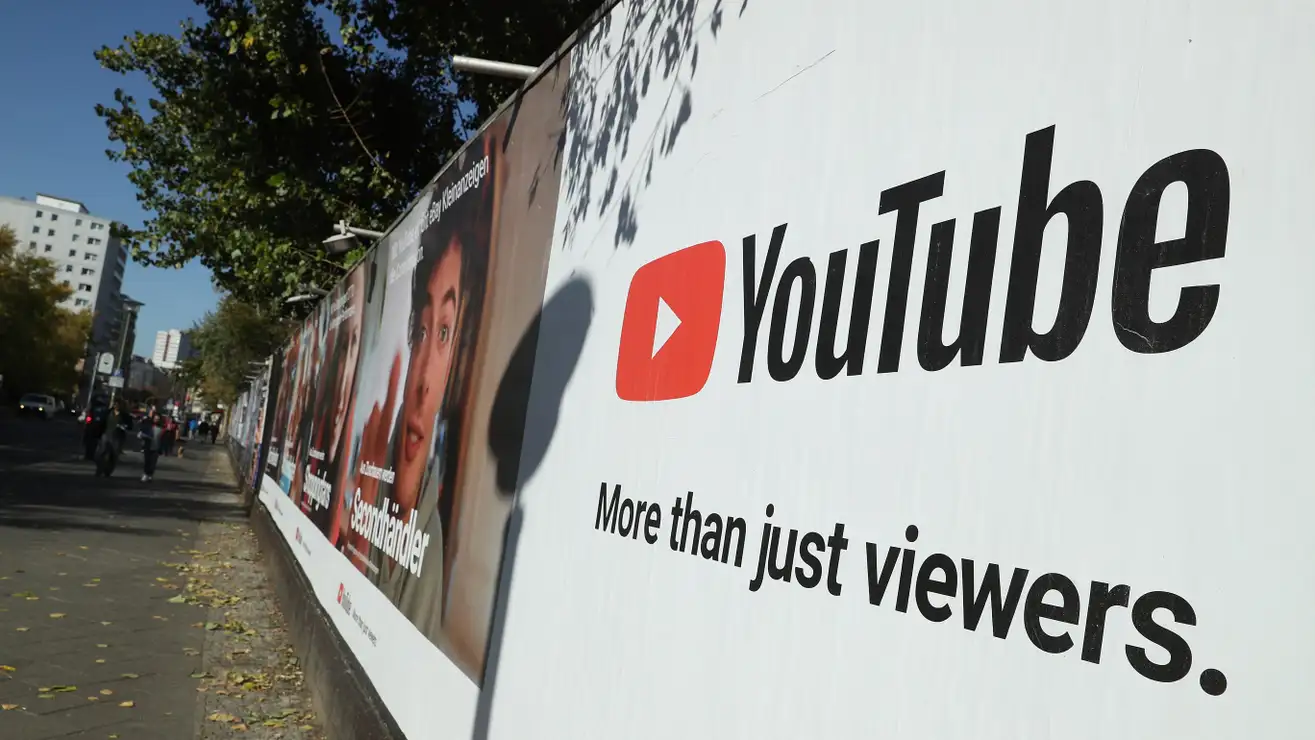 Un tribunal de EE.UU. ha dictaminado que los algoritmos de YouTube no son racistas en un caso relacionado con la eliminación de vídeos de creadores de contenidos de raza negra. Un tribunal de EE.UU. ha dictaminado que los algoritmos de YouTube no son racistas en un caso relacionado con la eliminación de vídeos de creadores de contenidos de raza negra.