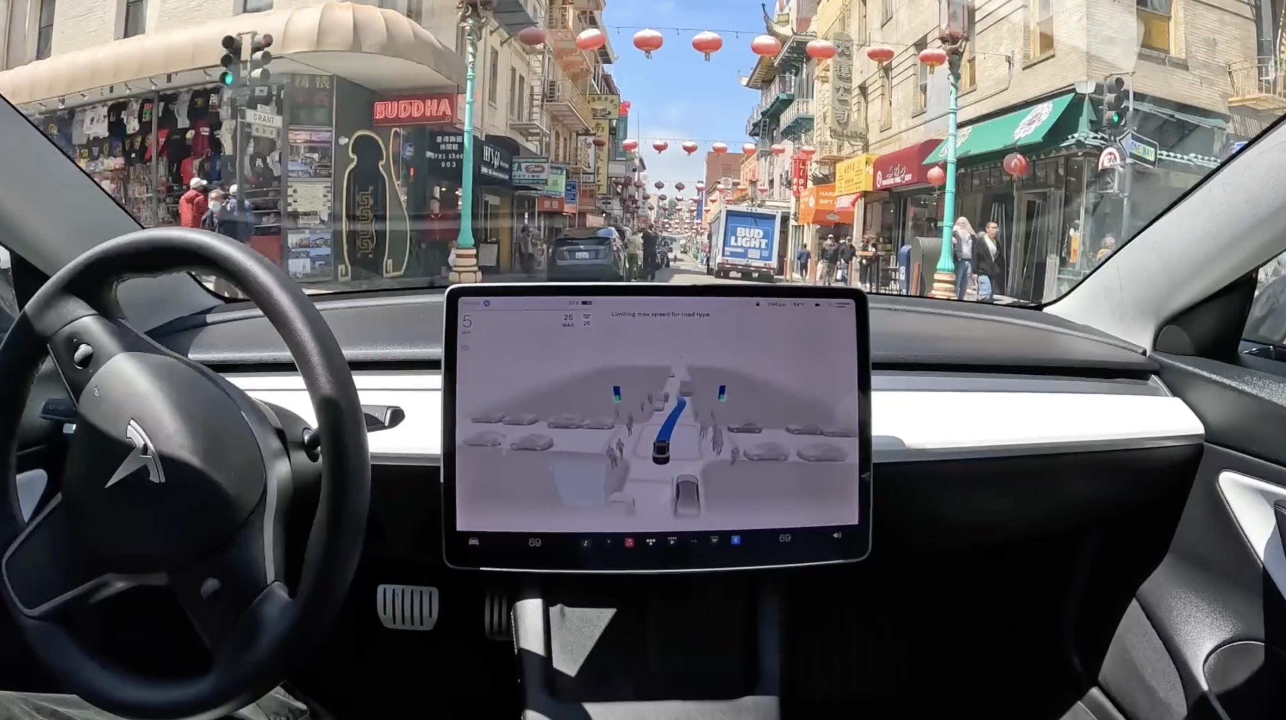 El Tesla no tripulado de Elon Musk confundió los semáforos en un cruce y casi provoca un accidente El Tesla no tripulado de Elon Musk confundió los semáforos en un cruce y casi provoca un accidente