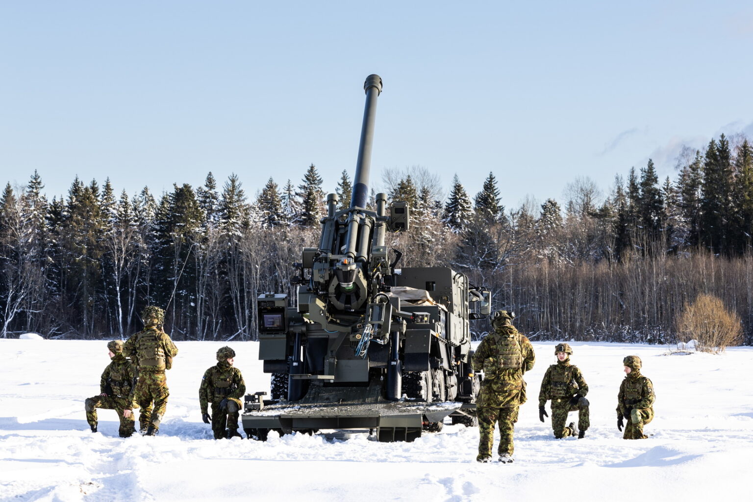 Innovaciones en el campo de entrenamiento: Los reclutas estonios dominan el CAESAR Los reclutas estonios mejoran con la artillería CAESAR: entrenamiento en acción