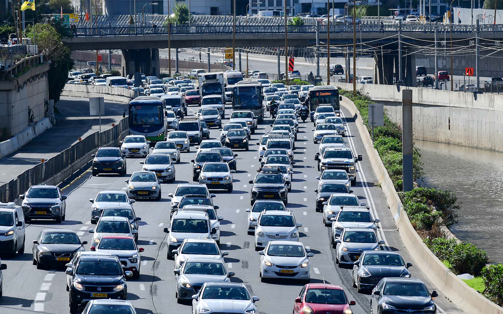 La Unión Europea exigirá que todos los coches nuevos estén equipados con tecnología para prevenir el exceso de velocidad en 2024