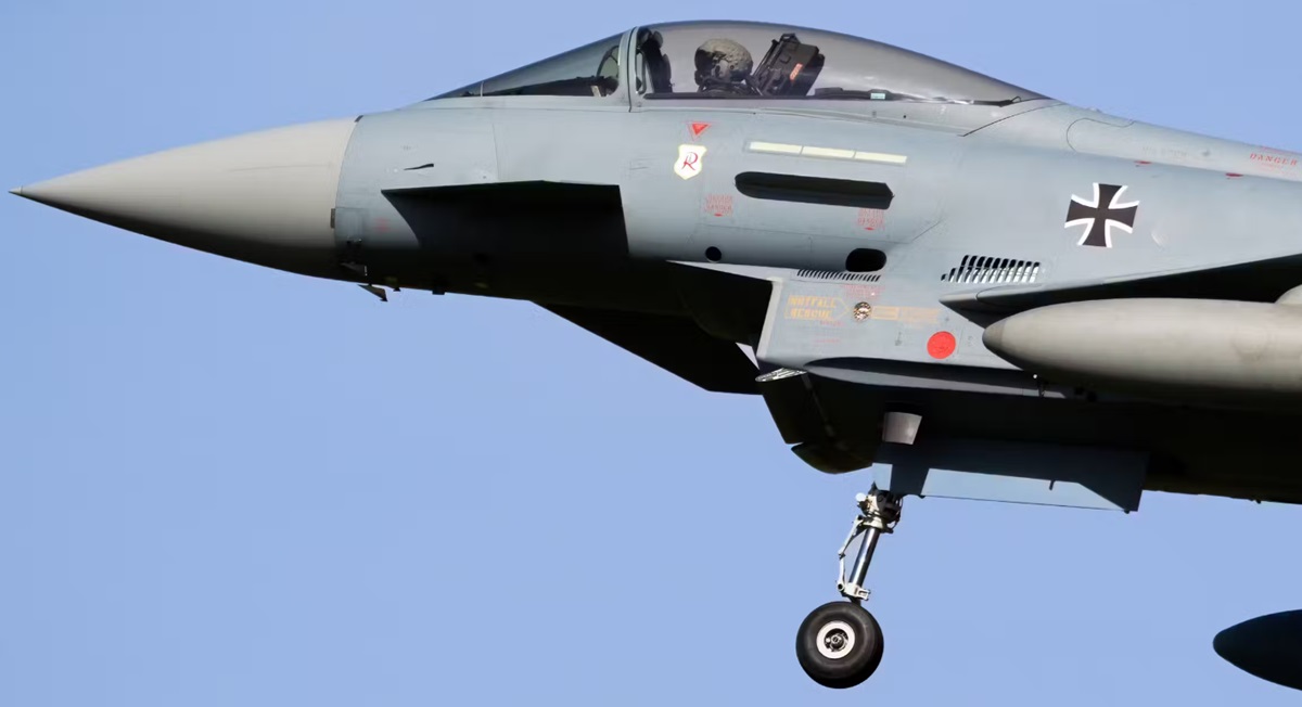 El caza alemán Eurofighter Typhoon resulta dañado tras colisionar con un dron El caza alemán Eurofighter Typhoon resulta dañado tras colisionar con un dron