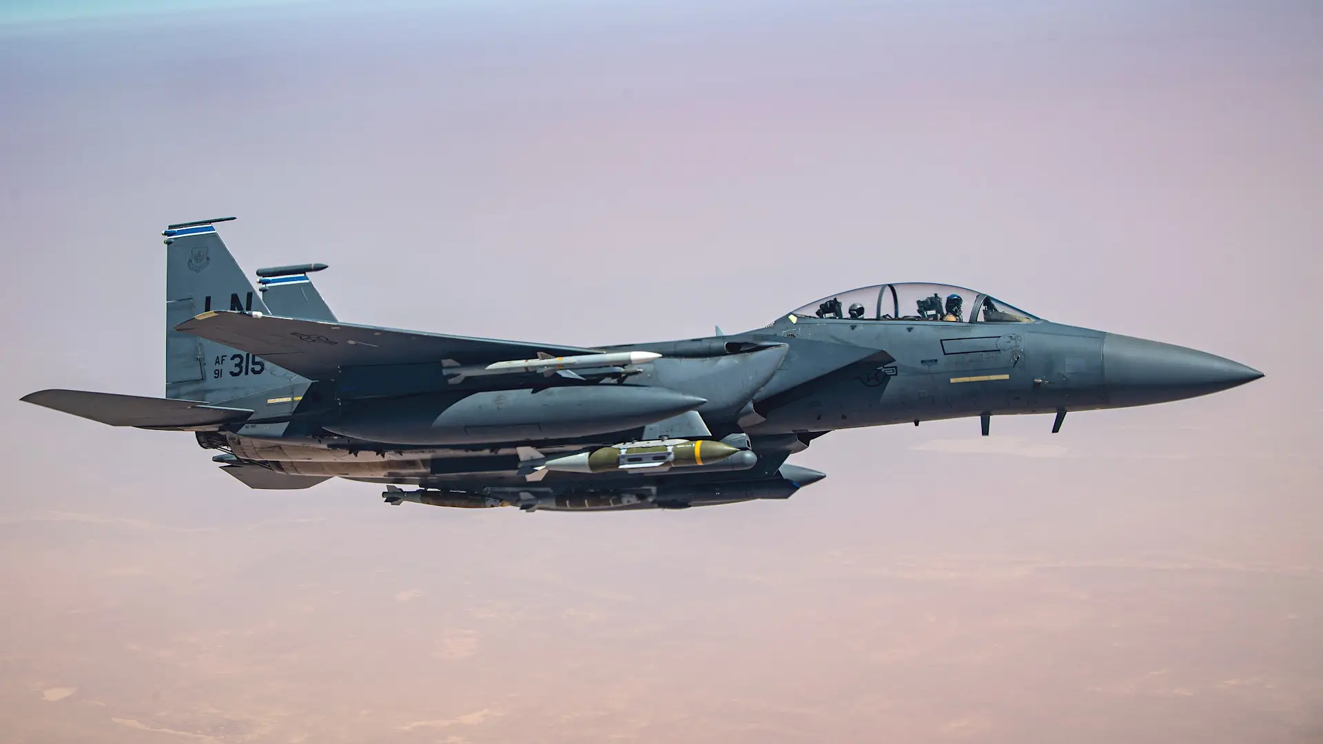 Las Fuerzas Aéreas estadounidenses reducirán en un 55% la flota de cazas F-15E Strike Eagle que pueden transportar la bomba nuclear de gravedad B61-12. Las Fuerzas Aéreas estadounidenses reducirán en un 55% la flota de cazas F-15E Strike Eagle que pueden transportar la bomba nuclear de gravedad B61-12.