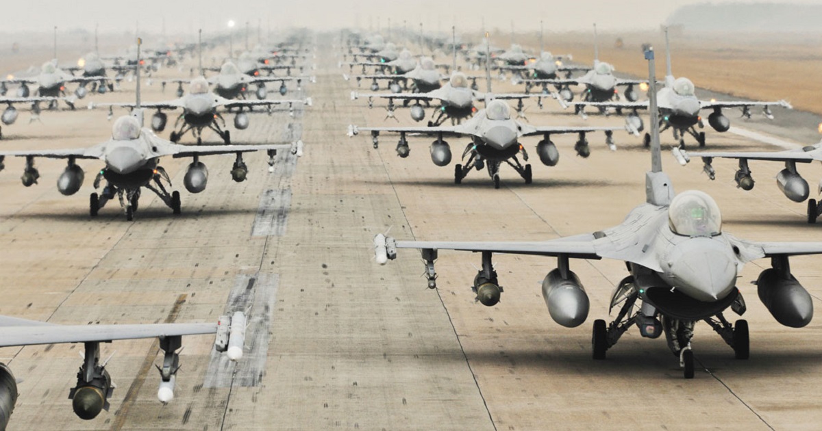 Polonia quiere aumentar su flota de cazas F-16 Fighting Falcon además del F-35 Lightning II y el FA-50 Golden Eagle Polonia quiere aumentar su flota de cazas F-16 Fighting Falcon además del F-35 Lightning II y el FA-50 Golden Eagle