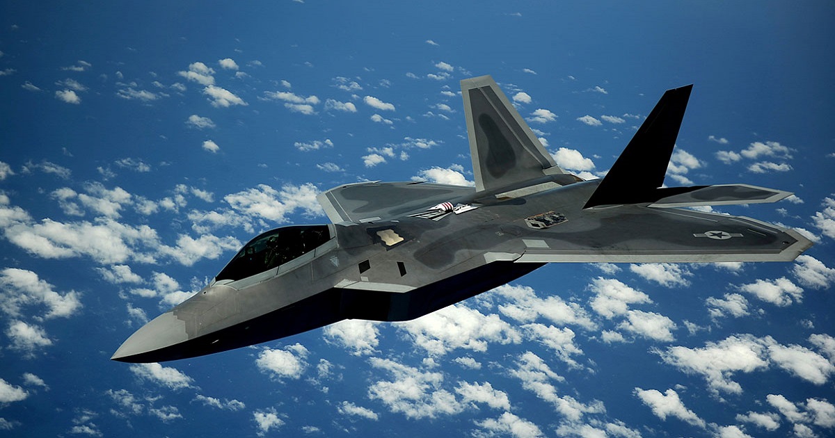 Los cazas de quinta generación F-22 Raptor comenzaron a llegar a una base aérea en Japón Los cazas de quinta generación F-22 Raptor comenzaron a llegar a una base aérea en Japón