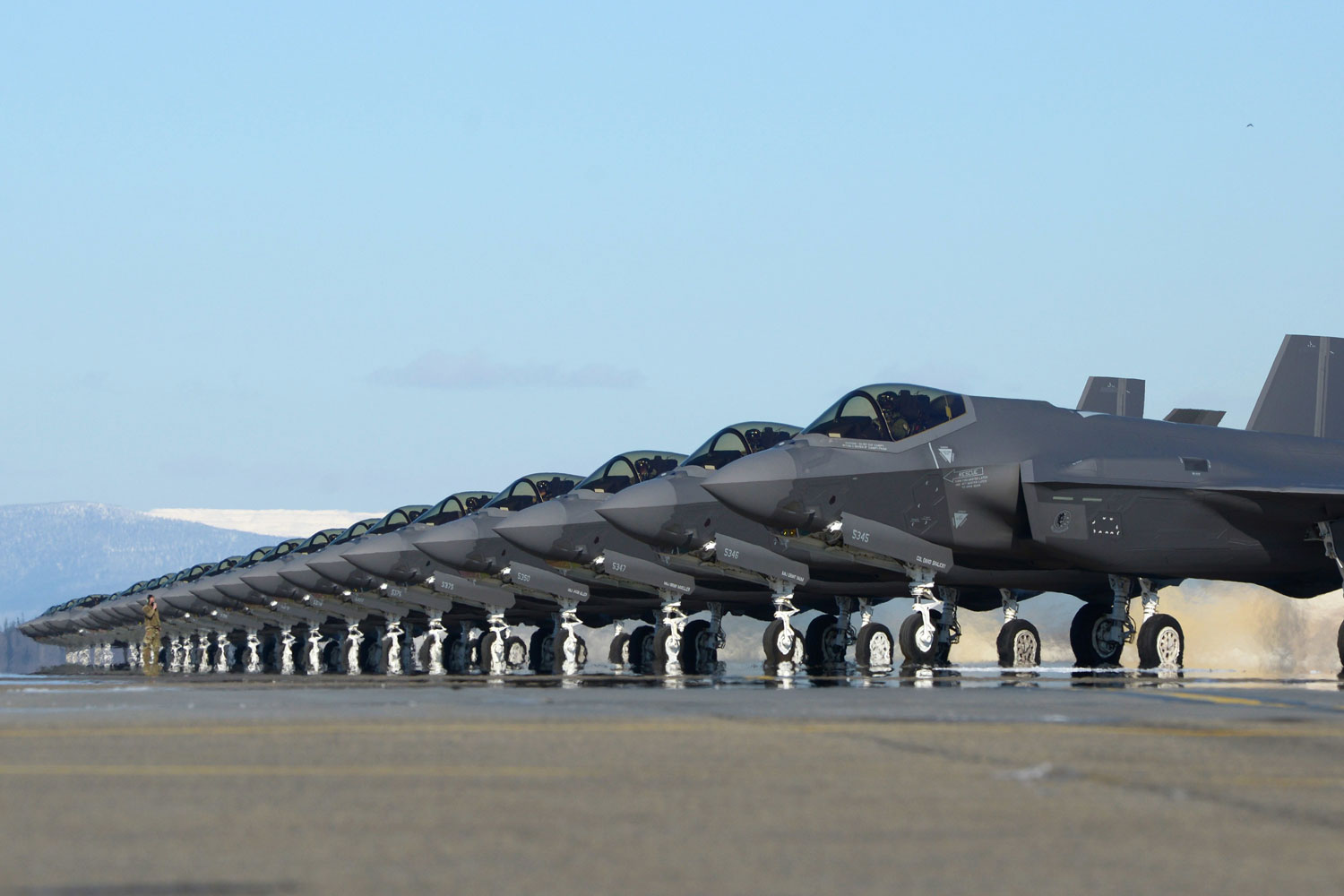 Estados Unidos enviará aviones de combate F-35 al Reino Unido, sistemas de defensa aérea a Alemania y destructores militares a España debido a la amenaza rusa Estados Unidos enviará aviones de combate F-35 al Reino Unido, sistemas de defensa aérea a Alemania y destructores militares a España debido a la amenaza rusa