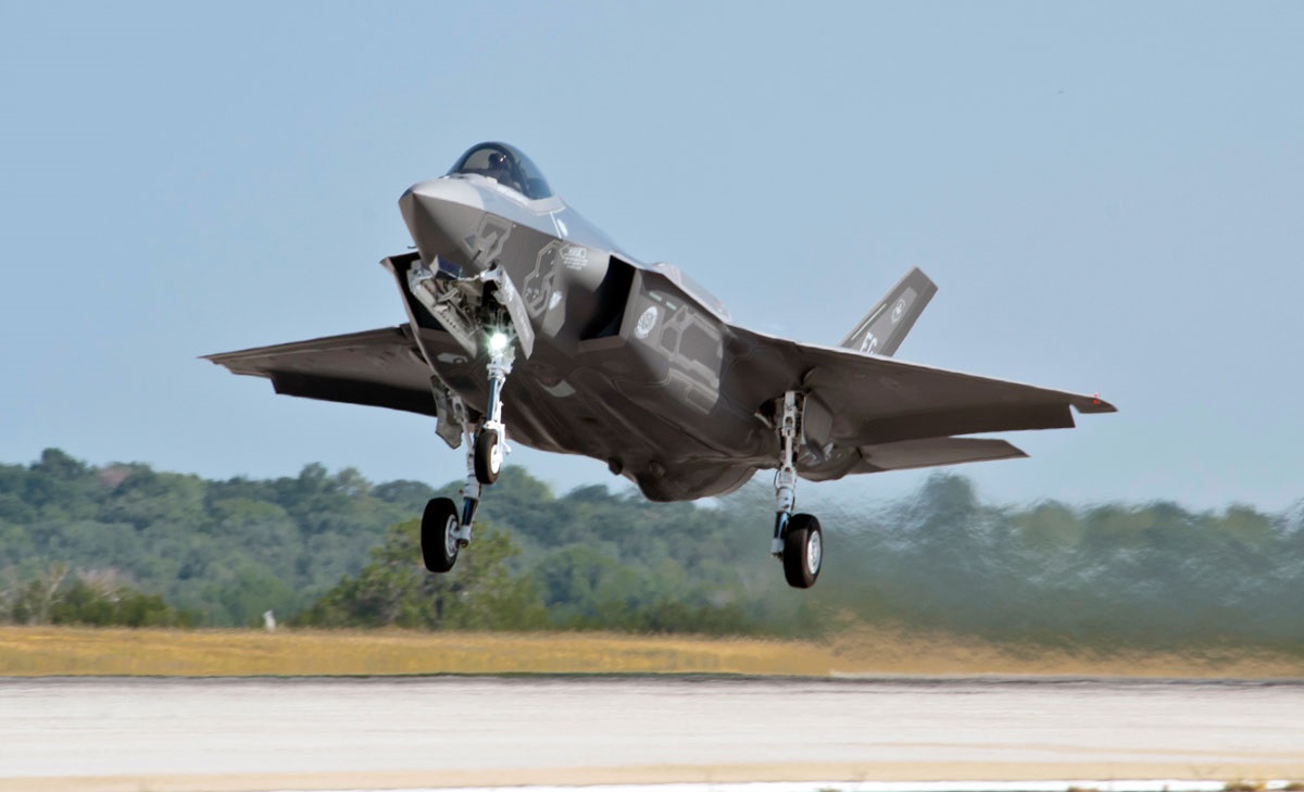 Lockheed Martin ha producido nueve cazas F-35 Lightning II, pero no puede entregarlos a los clientes debido a una suspensión de las entregas Lockheed Martin ha producido nueve cazas F-35 Lightning II, pero no puede entregarlos a los clientes debido a una suspensión de las entregas