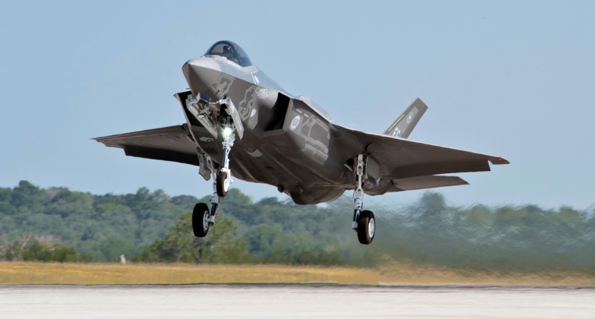 La República Checa, tras encargar el F-35 Lightning II, decidió crear un centro de formación de pilotos de cazas de quinta generación