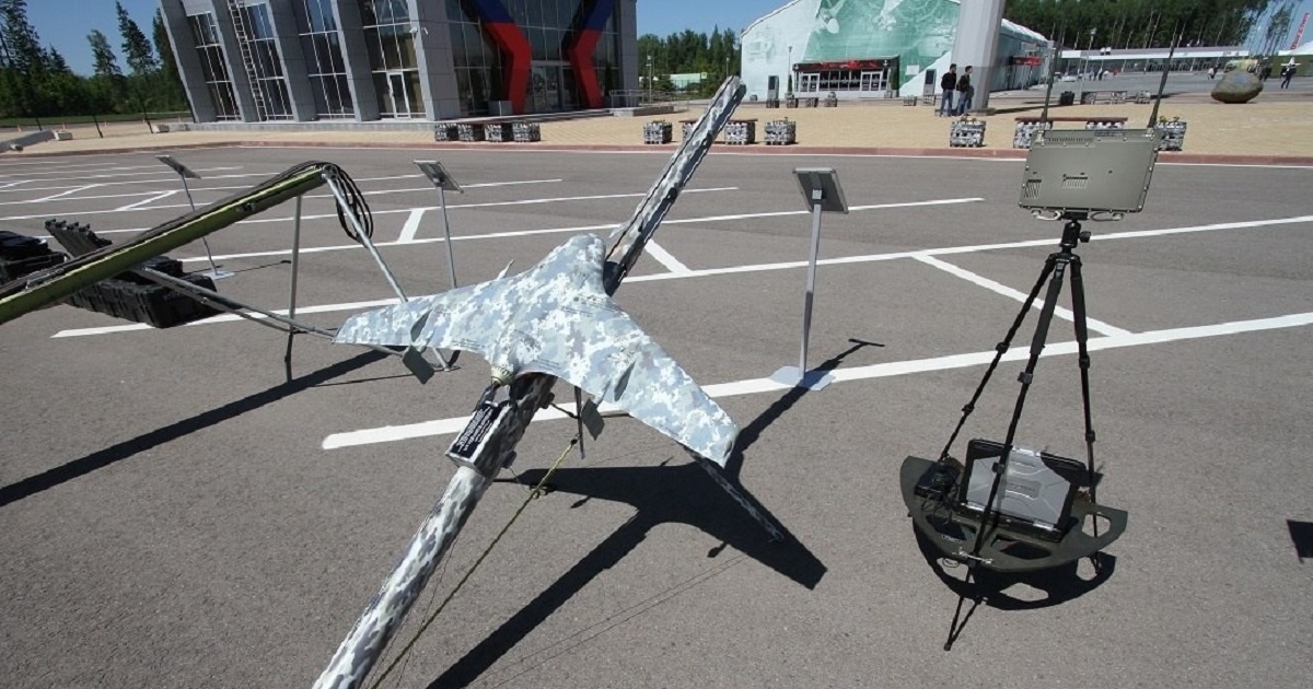 Las Fuerzas Armadas ucranianas derribaron un dron ruso Eleron-3SV valorado en 150.000 euros - el dron tiene un diseño de "ala voladora" y puede alcanzar velocidades de hasta 130 km/h Las Fuerzas Armadas ucranianas derribaron un dron ruso Eleron-3SV valorado en 150.000 euros - el dron tiene un diseño de "ala voladora" y puede alcanzar velocidades de hasta 130 km/h