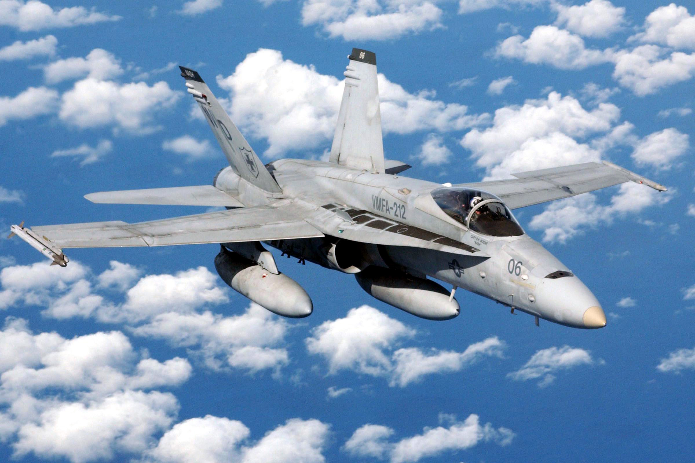 Historia e innovación del F/A-18: por qué este caza sigue en el juego Desvelando los secretos del F/A-18: logros tecnológicos del legendario caza de combate
