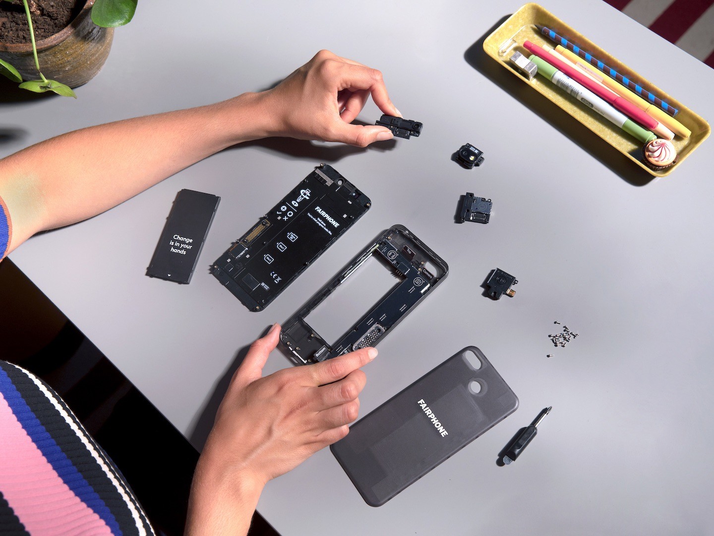 Hacer un smartphone reparable con batería extraíble: el responsable de Fairphone critica a OnePlus por abandonar el soporte de 7 años