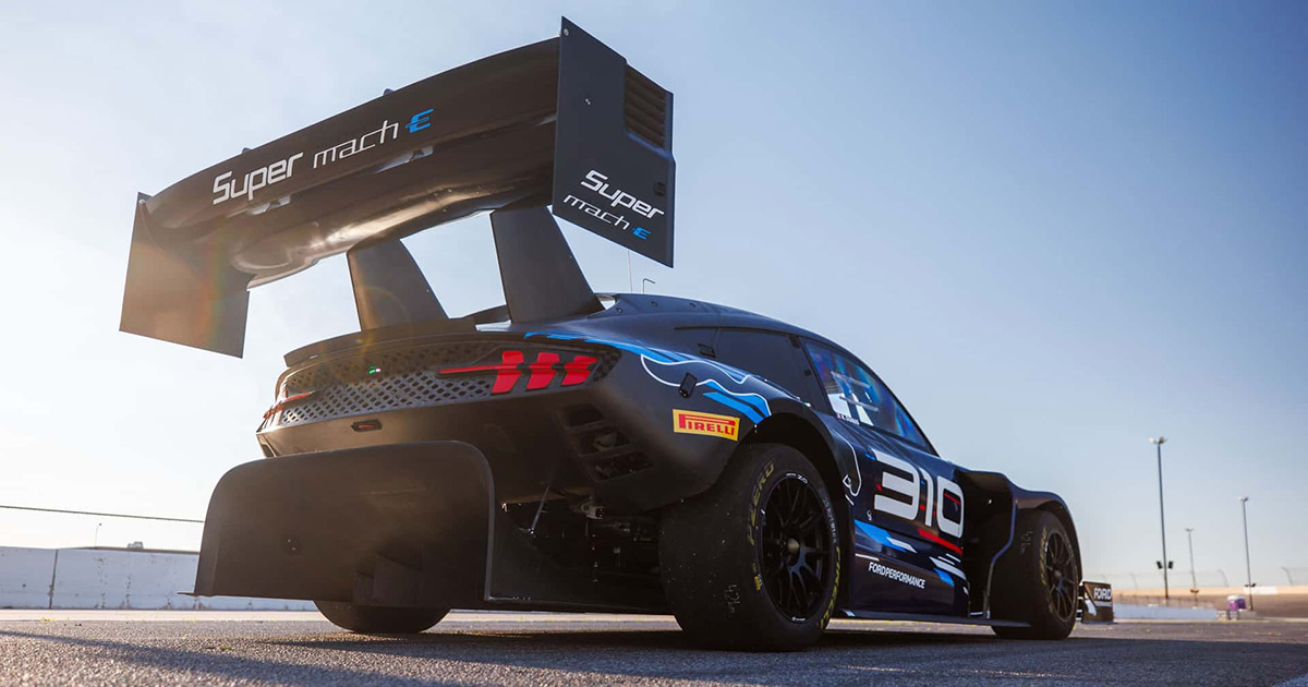 Rugiendo en el Everest de la velocidad: Ford Mustang Mach-E entra en la batalla en Pikes Peak Proyectando velocidad: Ford Mustang Mach-E se apresura hacia Pikes Peak.