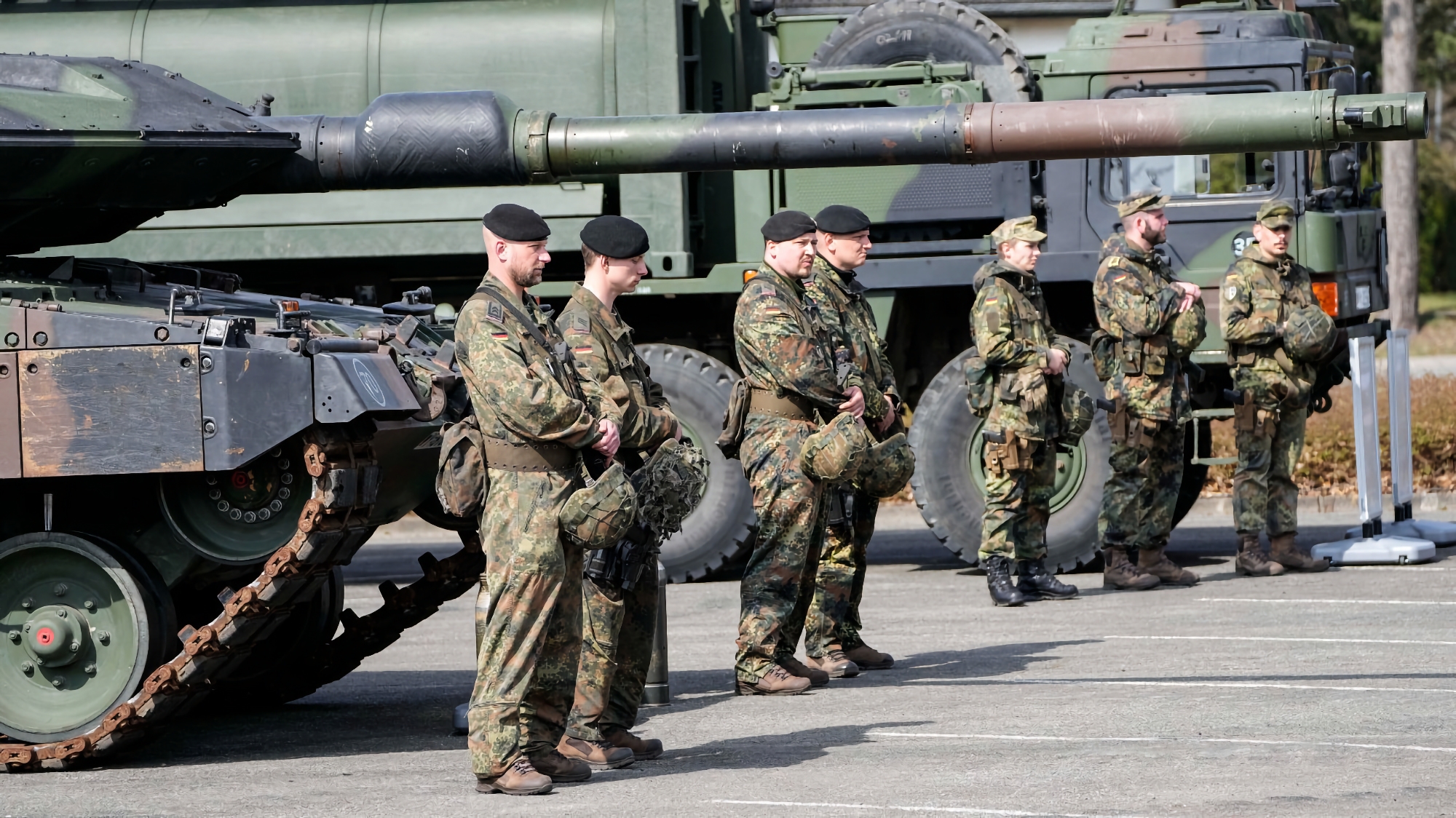 Lanzadores de misiles APWKS, tractores cisterna Oshkosh M1070, camionetas, vehículos aéreos no tripulados de reconocimiento y vehículos oruga teledirigidos: Alemania concede a Ucrania un nuevo paquete de ayuda militar Lanzadores de misiles APWKS, tractores cisterna Oshkosh M1070, camionetas, vehículos aéreos no tripulados de reconocimiento y vehículos oruga teledirigidos: Alemania concede a Ucrania un nuevo paquete de ayuda militar