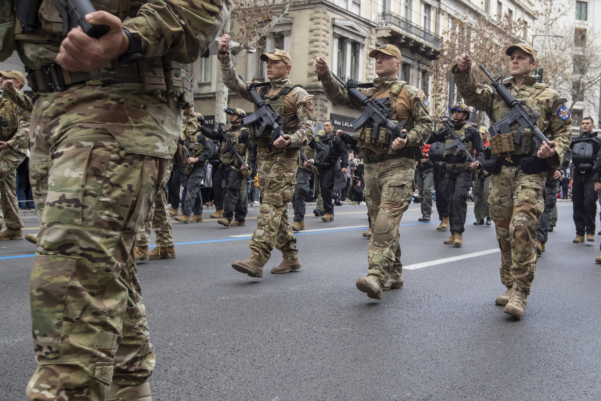Imagen única: Soldados griegos desfilando en el centro de Atenas Desfile militar en la capital griega: cómo los soldados demuestran su poder