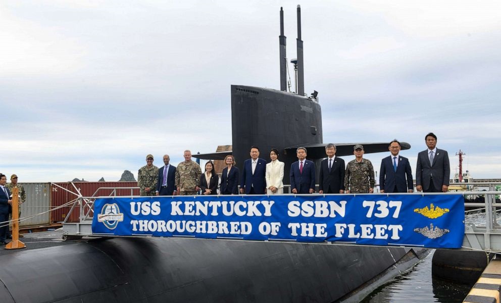 ABC News emitió un reportaje exclusivo desde el submarino de propulsión nuclear USS Kentucky (SSBN-737), que puede transportar armas nucleares y que acaba de llegar a la República de Corea ABC News emitió un reportaje exclusivo desde el submarino de propulsión nuclear USS Kentucky (SSBN-737), que puede transportar armas nucleares y que acaba de llegar a la República de Corea