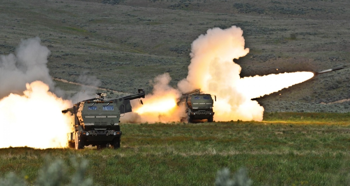 HIMARS destruyó dos sistemas rusos de lanzamiento múltiple de cohetes BM-21 Grad con un solo misil de precisión GMLRS HIMARS destruyó dos sistemas rusos de lanzamiento múltiple de cohetes BM-21 Grad con un solo misil de precisión GMLRS