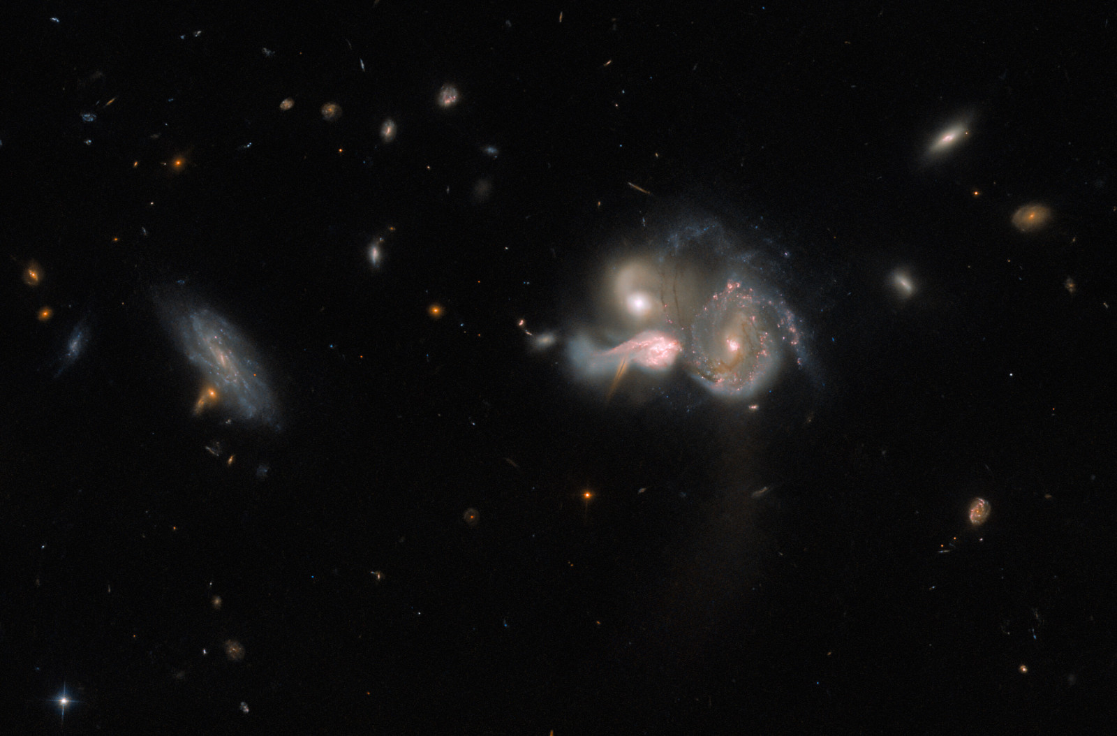 El Hubble muestra una foto de tres galaxias masivas fusionándose en una sola El Hubble muestra una foto de tres galaxias masivas fusionándose en una sola