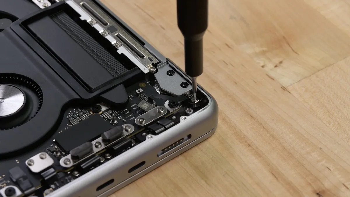 Los expertos de iFixit han desmontado el nuevo MacBook Pro, siguiendo las instrucciones de Apple para repararlo tú mismo. Pero repararlo sigue siendo un reto Los expertos de iFixit han desmontado el nuevo MacBook Pro, siguiendo las instrucciones de Apple para repararlo tú mismo. Pero repararlo sigue siendo un reto