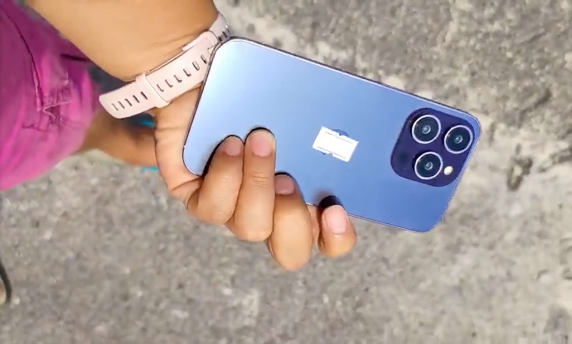 El iPhone 14 Pro con una pantalla "agujereada" y un nuevo color púrpura apareció en el video El iPhone 14 Pro con una pantalla "agujereada" y un nuevo color púrpura apareció en el video
