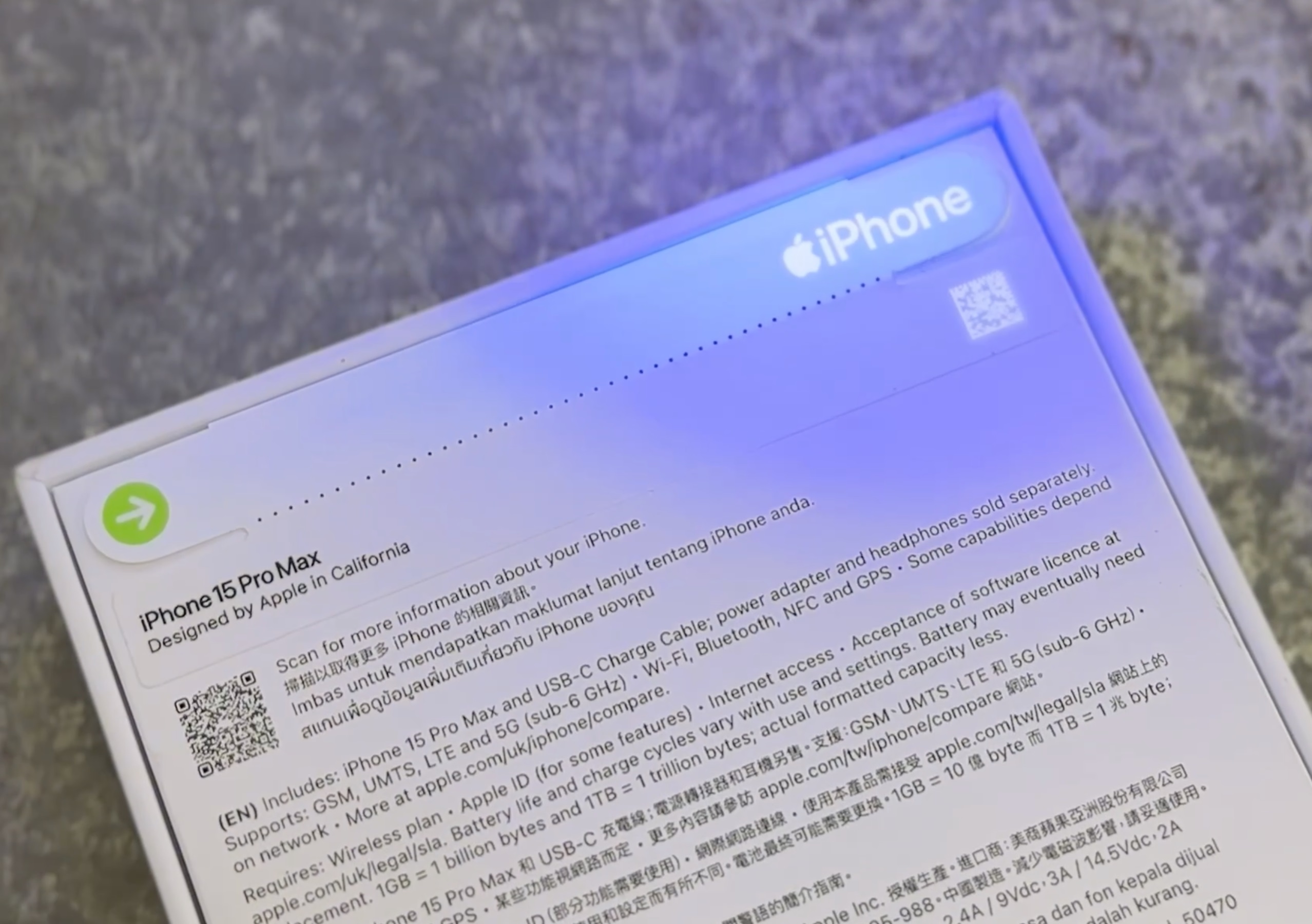 Hay códigos especiales en el embalaje del iPhone 15 que sólo son visibles bajo luz ultravioleta Hay códigos especiales en el embalaje del iPhone 15 que sólo son visibles bajo luz ultravioleta