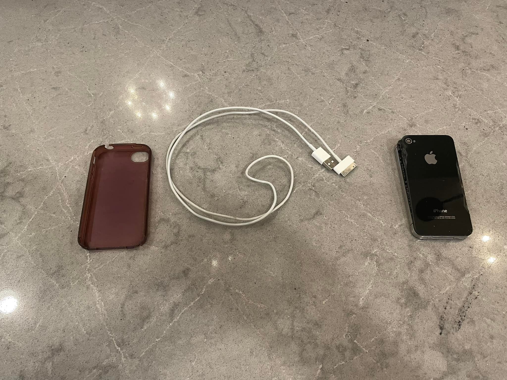Un iPhone de 12 años se incendió en casa mientras se cargaba y una cámara Google Nest lo captó en vídeo Un iPhone de 12 años se incendió en casa mientras se cargaba y una cámara Google Nest lo captó en vídeo