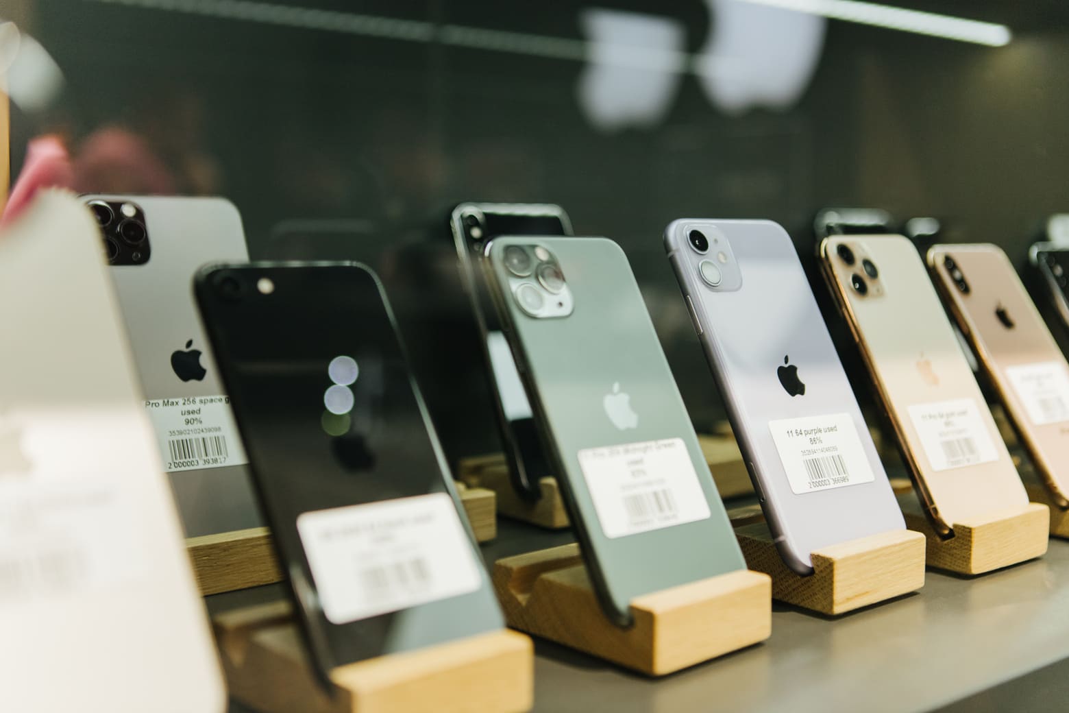 Un hombre chino pasó años intercambiando iPhones falsos por originales en Apple. Ganó $ 1 millón y más de 2 años en prisión. Un hombre chino pasó años intercambiando iPhones falsos por originales en Apple. Ganó $ 1 millón y más de 2 años en prisión.