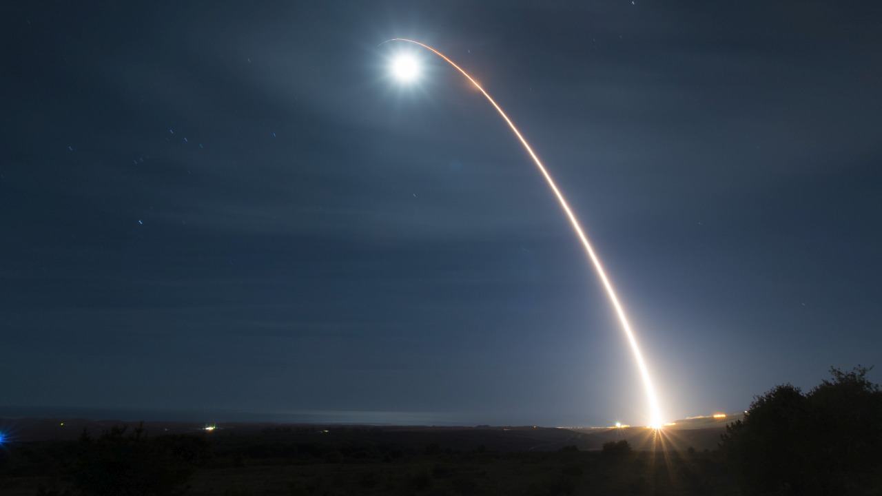 Northrop Grumman prueba el futuro misil balístico intercontinental LGM-35A Sentinel, que sustituirá al Minuteman III y podrá transportar una ojiva termonuclear TNT de 300 kt. Northrop Grumman prueba el futuro misil balístico intercontinental LGM-35A Sentinel, que sustituirá al Minuteman III y podrá transportar una ojiva termonuclear TNT de 300 kt.