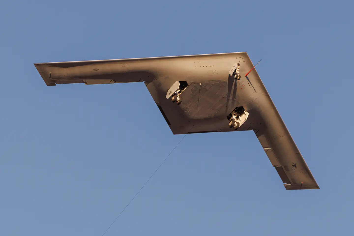 El bombardero nuclear B-21 Raider puede iniciar las pruebas de vuelo completo en la base Edwards de las Fuerzas Aéreas de EE.UU. El bombardero nuclear B-21 Raider puede iniciar las pruebas de vuelo completo en la base Edwards de las Fuerzas Aéreas de EE.UU.
