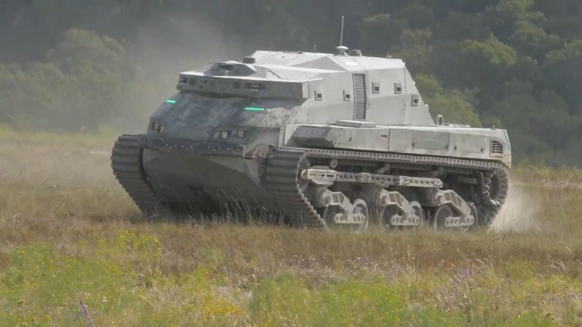 DARPA ha probado un vehículo robótico similar a un tanque llamado RACER Heavy Platform DARPA ha probado un vehículo robótico similar a un tanque llamado RACER Heavy Platform