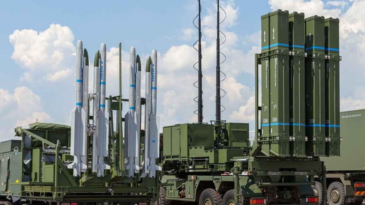 La semana pasada, Alemania entregó a Ucrania dos sistemas de defensa antiaérea IRIS-T. La semana pasada, Alemania entregó a Ucrania dos sistemas de defensa antiaérea IRIS-T.