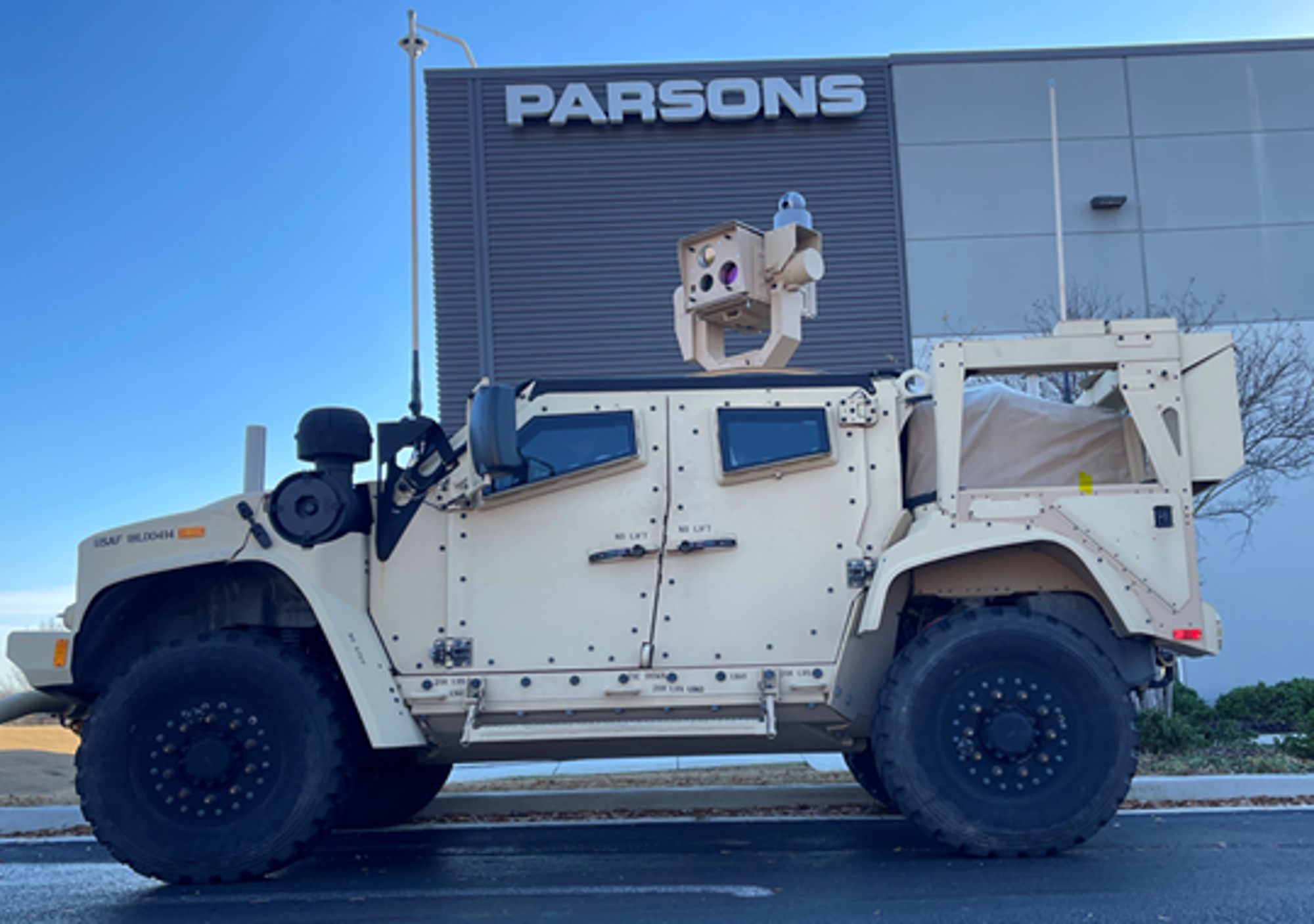 Lo último en tecnología: cómo ZEUS cambia la funcionalidad de los JLTV Sistema de energía dirigida ZEUS integrado en un vehículo táctico ligero conjunto