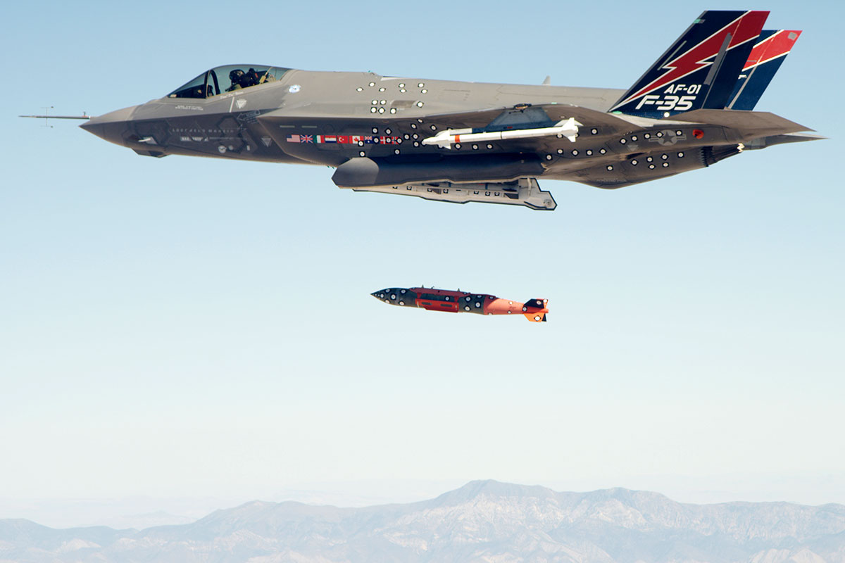 Estados Unidos quiere regalar a Ucrania kits JDAM para convertir bombas tontas en munición guiada por GPS para todo tipo de condiciones meteorológicas. Estados Unidos quiere regalar a Ucrania kits JDAM para convertir bombas tontas en munición guiada por GPS para todo tipo de condiciones meteorológicas.