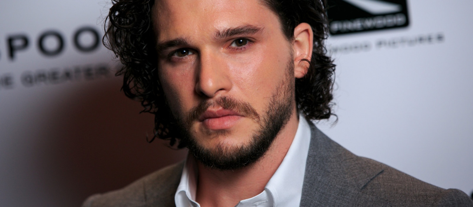 La estrella de "Juego de Tronos" Kit Harington apareció como un misterioso leñador en la primera toma del nuevo thriller de terror "Lo que queda de nosotros"