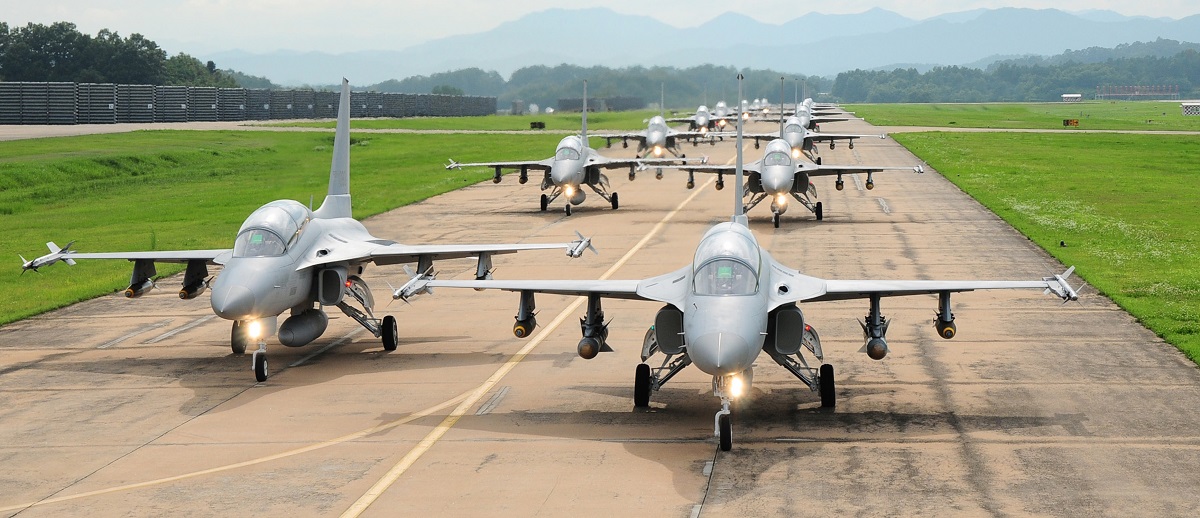KAI duplicará la producción de cazas supersónicos FA-50 Fighting Eagle en medio del interés de la Armada y las Fuerzas Aéreas de EE.UU., que podrían encargar hasta 500 aviones. KAI duplicará la producción de cazas supersónicos FA-50 Fighting Eagle en medio del interés de la Armada y las Fuerzas Aéreas de EE.UU., que podrían encargar hasta 500 aviones.