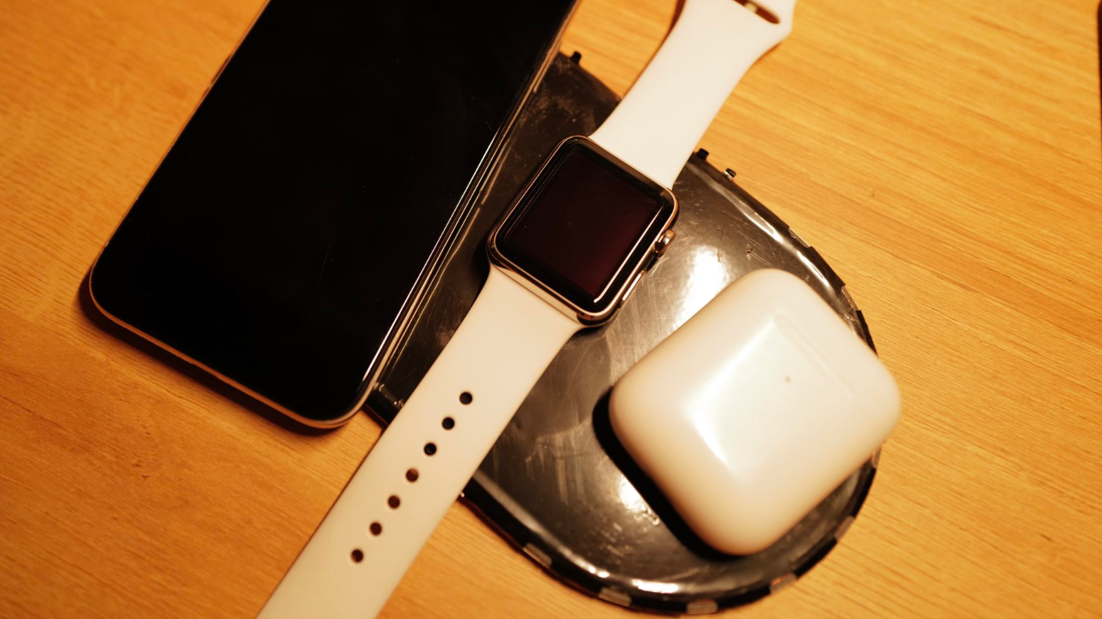Un informante ha revelado un primer prototipo del cargador AirPower. Ahora está claro por qué Apple abandonó este proyecto Un informante ha revelado un primer prototipo del cargador AirPower. Ahora está claro por qué Apple abandonó este proyecto