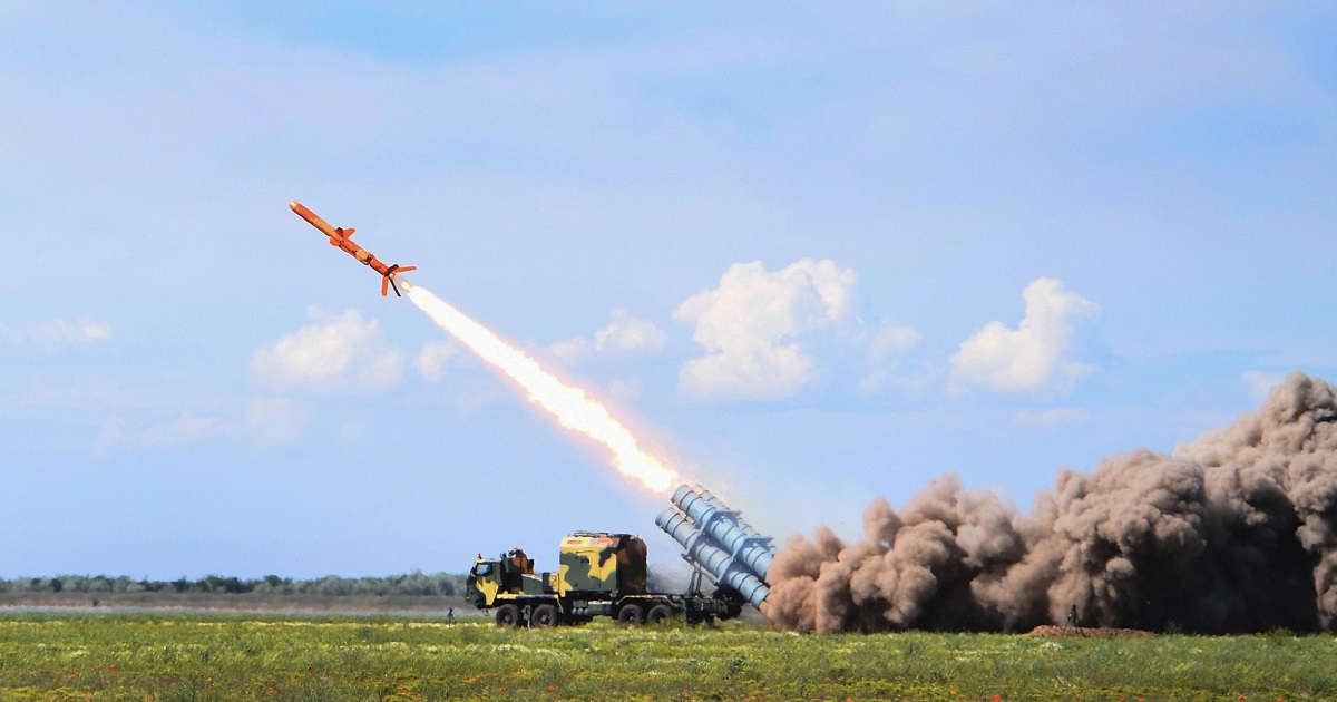 Ucrania lanzó un ataque masivo con drones y misiles Neptune contra un aeródromo de Crimea que albergaba cazas Su-30, bombarderos Su-24, sistemas de defensa antiaérea Pantsir-S1 y un centro de formación de operadores de vehículos aéreos no tripulados Mohaj Ucrania lanzó un ataque masivo con drones y misiles Neptune contra un aeródromo de Crimea que albergaba cazas Su-30, bombarderos Su-24, sistemas de defensa antiaérea Pantsir-S1 y un centro de formación de operadores de vehículos aéreos no tripulados Mohaj
