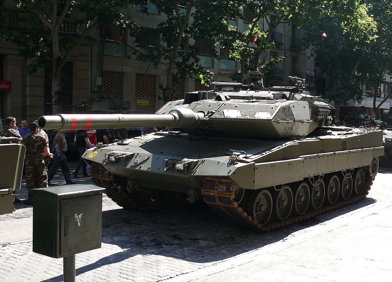 El gigante militar español: Leopard 2E en el punto de mira en Zaragoza Leopard 2E de alta tecnología: ¿Qué tanque se mostró en Zaragoza?