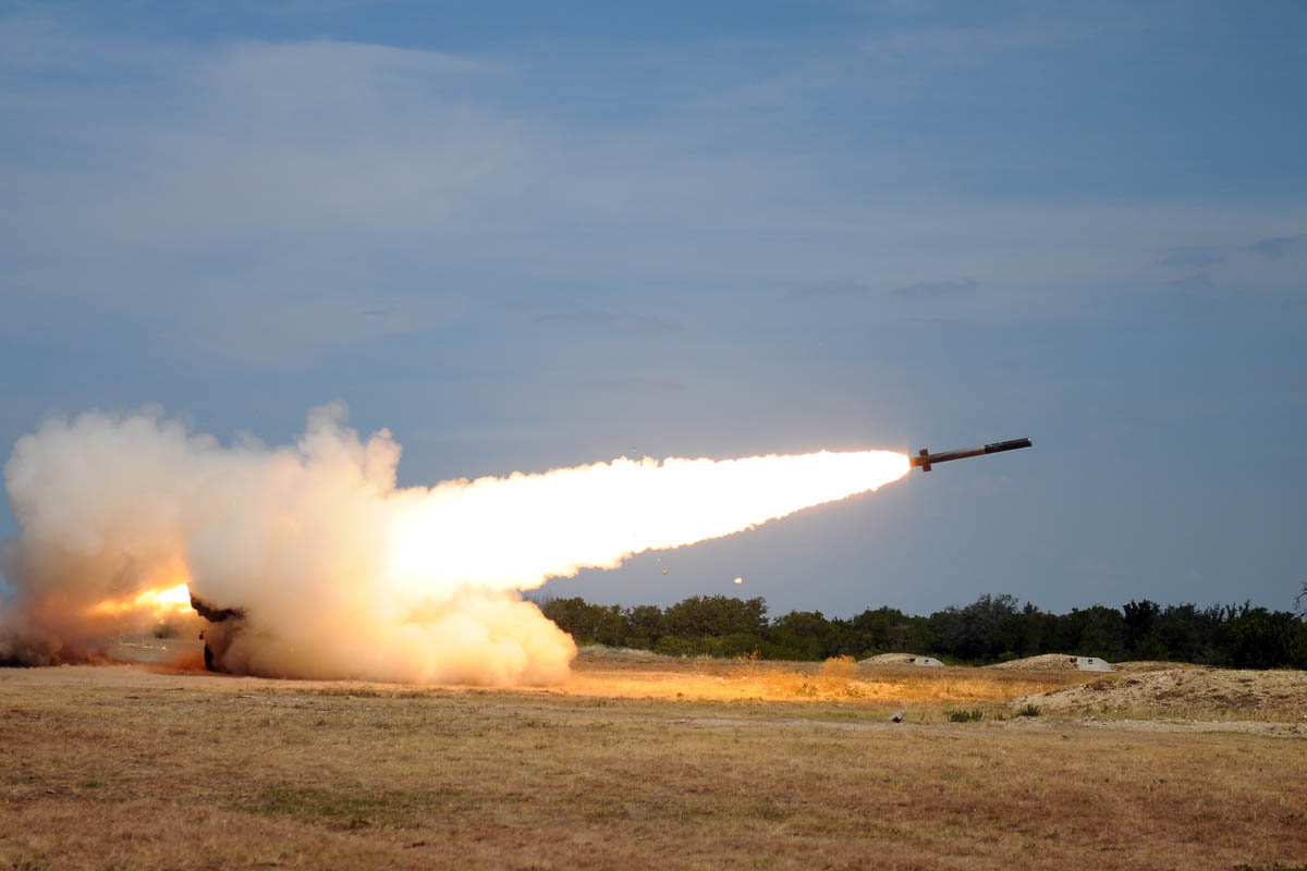 Seis HIMARS ucranianos disparan misiles contra las posiciones de los ocupantes rusos (vídeo) Seis HIMARS ucranianos disparan misiles contra las posiciones de los ocupantes rusos (vídeo)