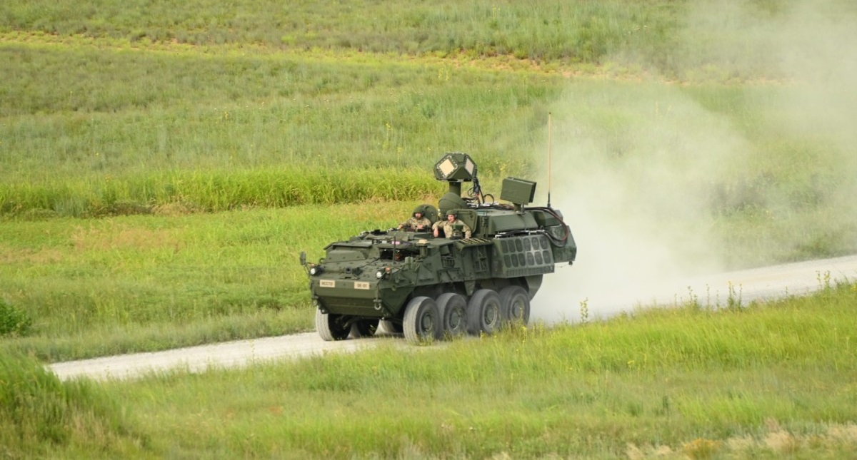 El ejército estadounidense ha recibido prototipos del sistema de defensa antiaérea DE M-SHORAD con armas láser El ejército estadounidense ha recibido prototipos del sistema de defensa antiaérea DE M-SHORAD con armas láser
