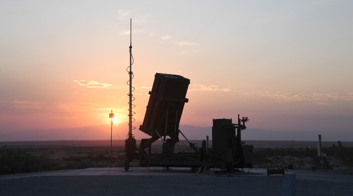 Estados Unidos ha desplegado dos baterías de sistemas móviles de defensa antiaérea de corto alcance Iron Dome en el Océano Pacífico. Estados Unidos ha desplegado dos baterías de sistemas móviles de defensa antiaérea de corto alcance Iron Dome en el Océano Pacífico.