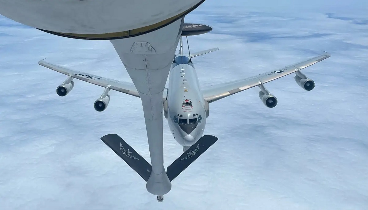 Un avión cisterna privado ha repostado por primera vez en la historia un avión militar de las Fuerzas Aéreas de EE.UU. Un avión cisterna privado ha repostado por primera vez en la historia un avión militar de las Fuerzas Aéreas de EE.UU.