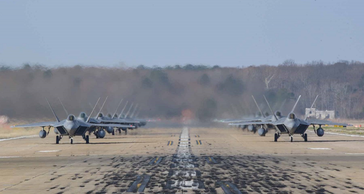 La Fuerza Aérea de EEUU comienza a entrenar en Virginia a los alumnos pilotos del F-22 Raptor cinco años después de que el huracán Michael destruyera la base aérea de Tyndall La Fuerza Aérea de EEUU comienza a entrenar en Virginia a los alumnos pilotos del F-22 Raptor cinco años después de que el huracán Michael destruyera la base aérea de Tyndall