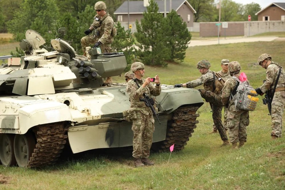EE.UU. examina un tanque T-72 mejorado desarrollado por Ucrania EE.UU. examina un tanque T-72 mejorado desarrollado por Ucrania