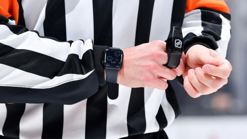 Silbato digital: Los árbitros de la NHL recibirán un Apple Watch para mayor comodidad durante los partidos Un jugador independiente sobre el hielo: El Apple Watch ayudará a los árbitros de la NHL