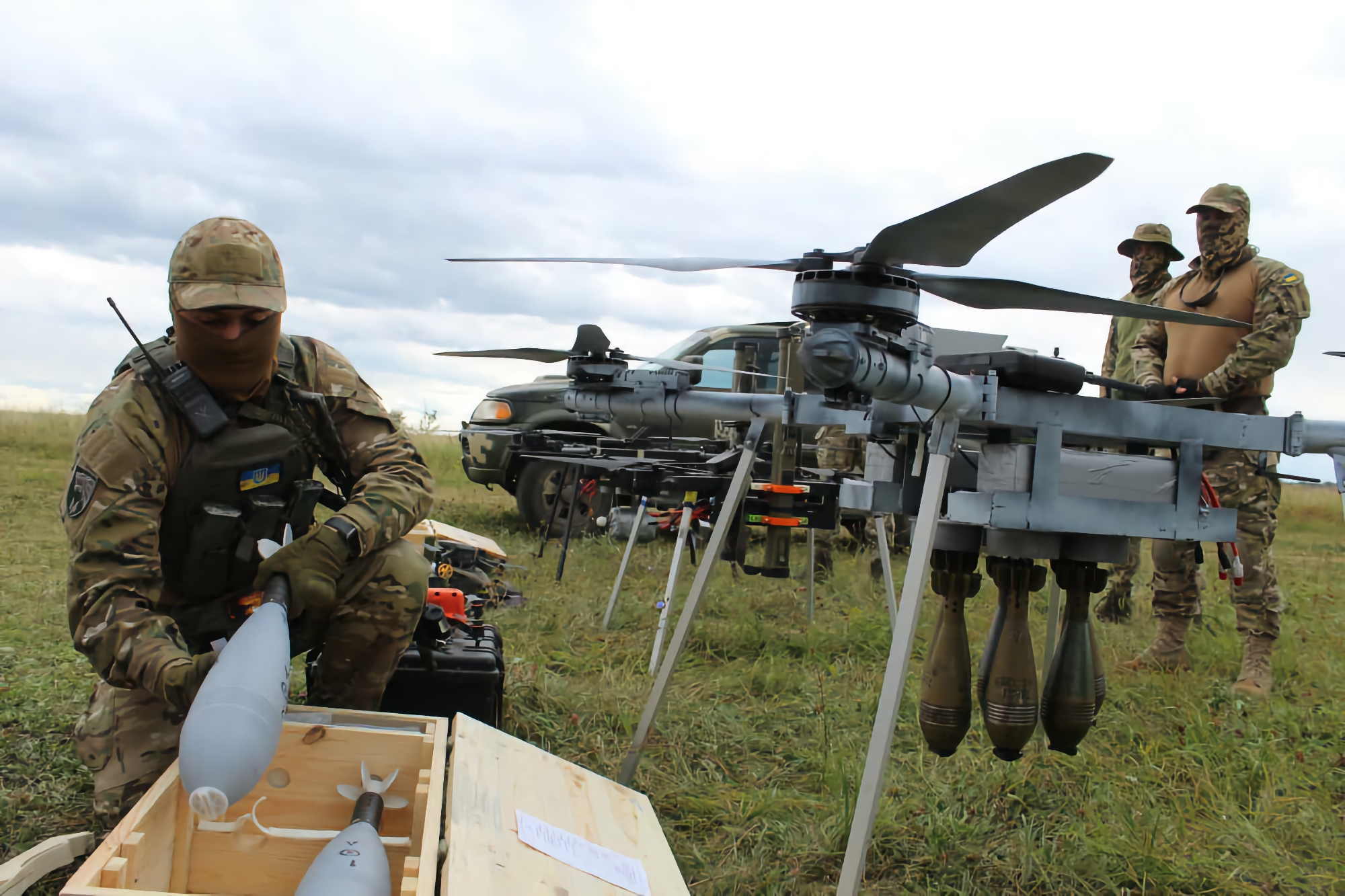 Las Fuerzas Armadas recibieron un gran octocóptero, que puede transportar hasta 6 minas antitanque Las Fuerzas Armadas recibieron un gran octocóptero, que puede transportar hasta 6 minas antitanque