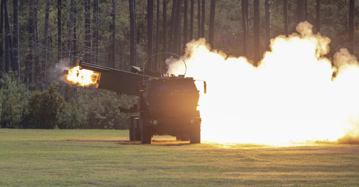HIMARS destruyó un sistema ruso de misiles tierra-aire Buk oculto entre los árboles con un impacto de precisión HIMARS destruyó un sistema ruso de misiles tierra-aire Buk oculto entre los árboles con un impacto de precisión