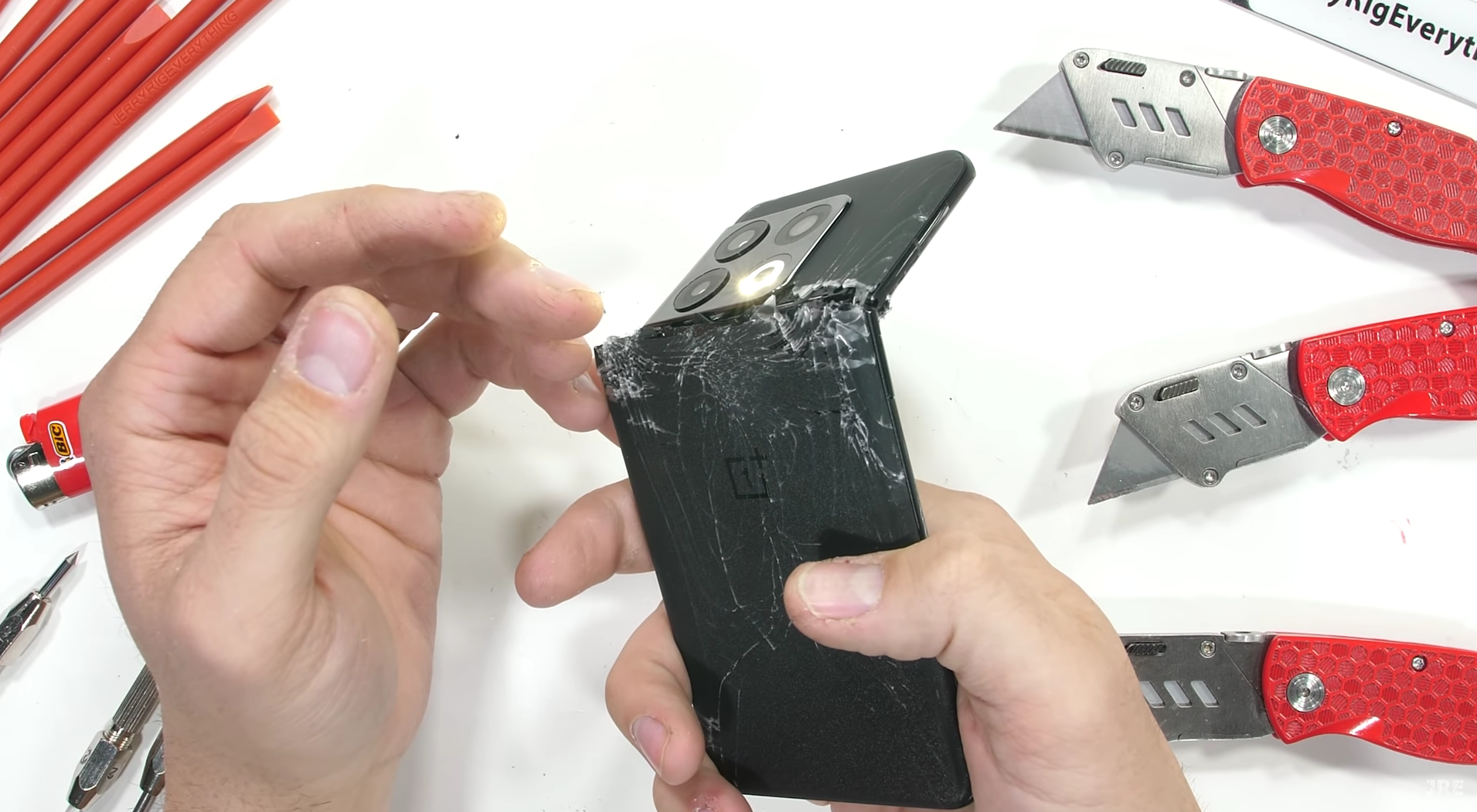 OnePlus 10 Pro resultó ser flexible: el bloguero rompió el teléfono inteligente por la mitad con sus propias manos OnePlus 10 Pro resultó ser flexible: el bloguero rompió el teléfono inteligente por la mitad con sus propias manos