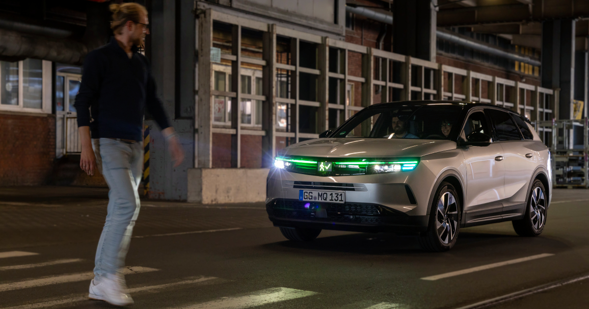Opel Grandland: señales luminosas innovadoras se comunican con peatones