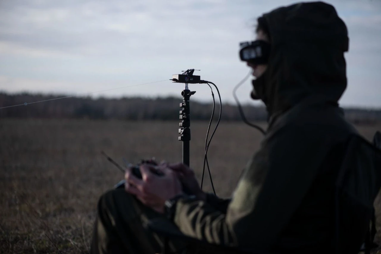 Innovación al filo de la navaja: Nuevas capacidades con drones FPV Profundizando en la tecnología: cómo los drones FPV están creando nuevos horizontes con la "fibra óptica".